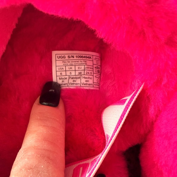 UGG Women's Vibrant Pink Fluffy Slippers - Picture 4 of 4